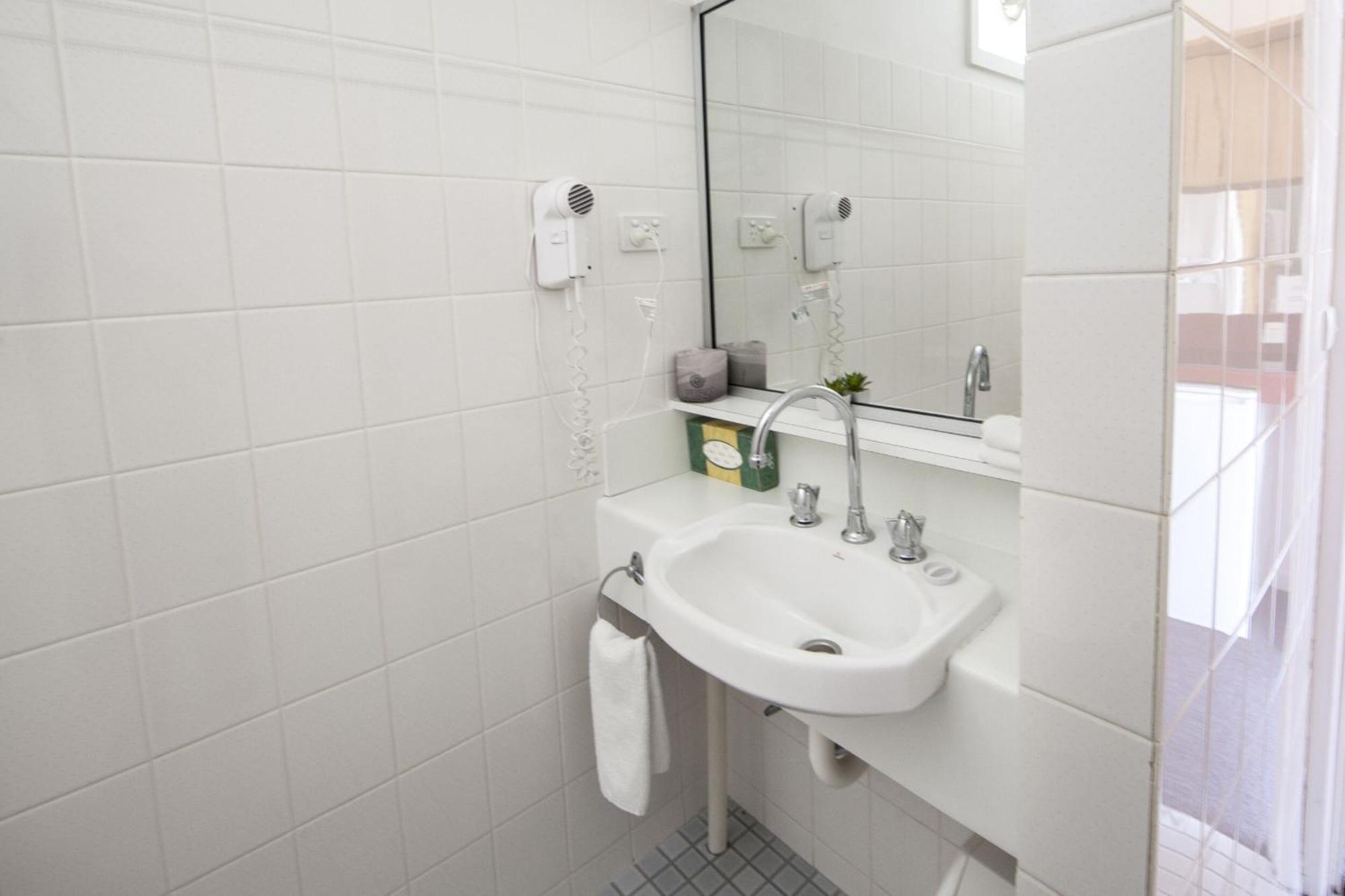 Redhill Cooma Motor Inn Eksteriør bilde