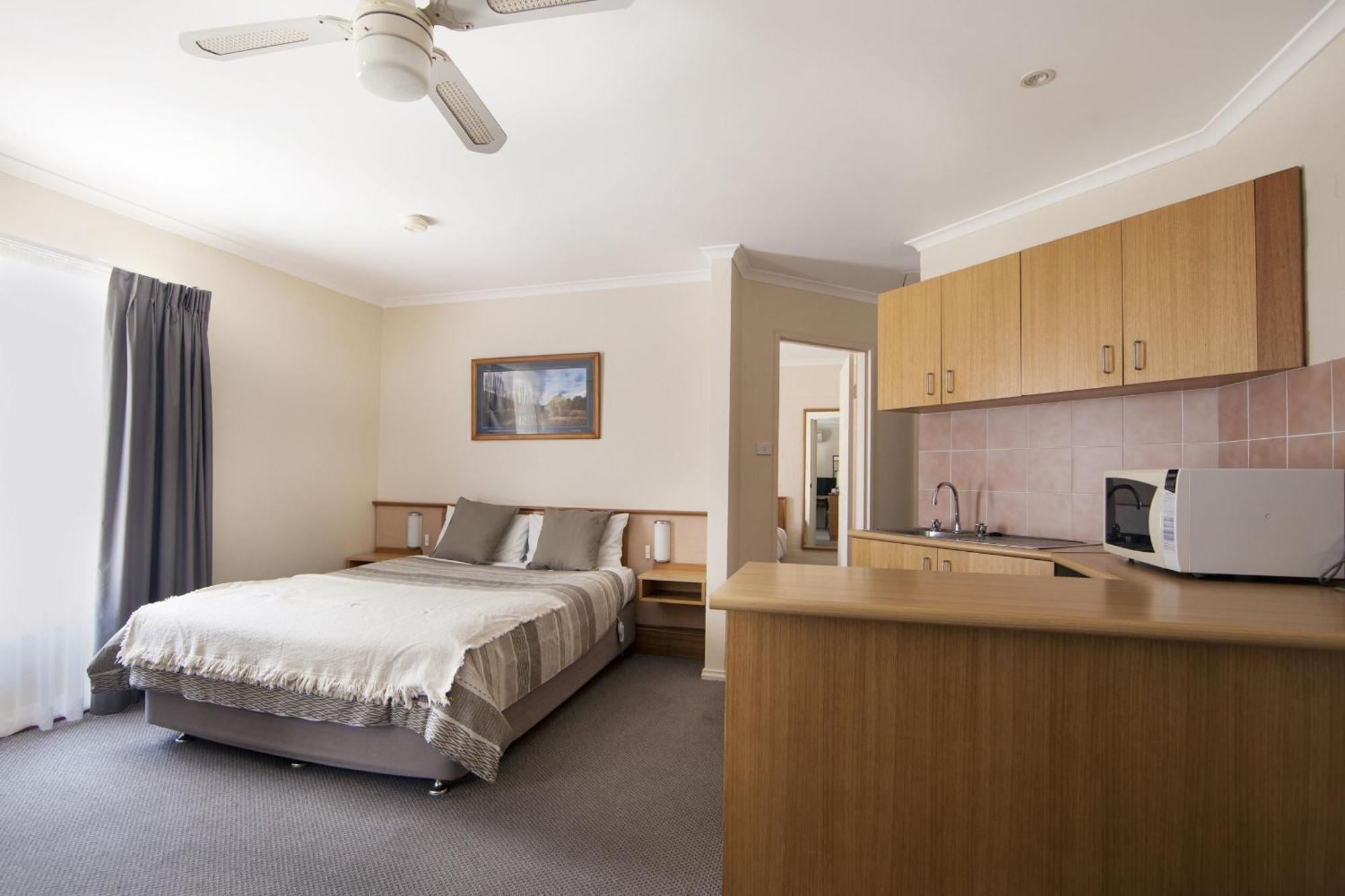 Redhill Cooma Motor Inn Eksteriør bilde