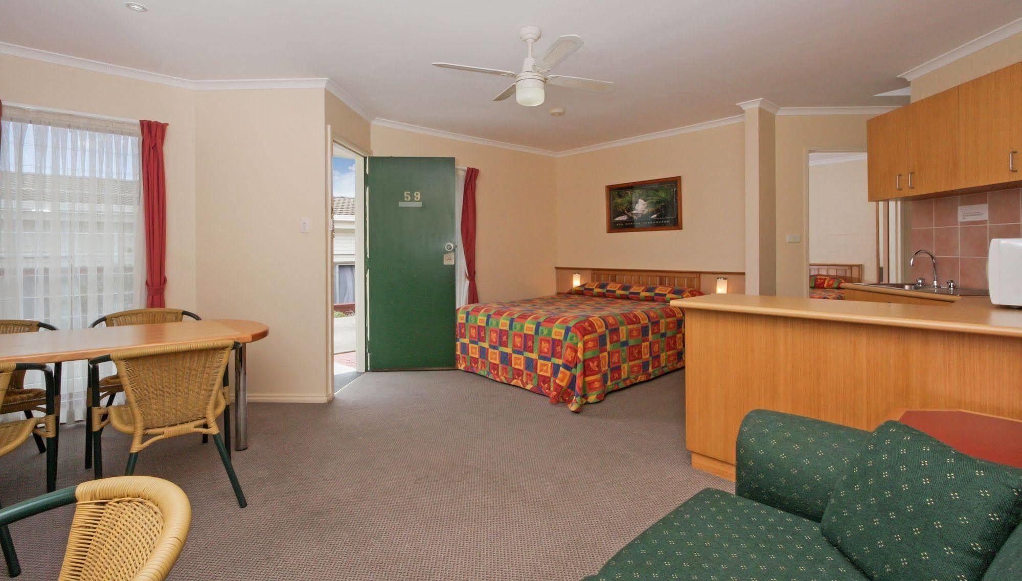 Redhill Cooma Motor Inn Eksteriør bilde